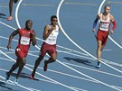 Pavel Maslák (vpravo) v rozbhu na 400 metr na mistrovství svta v Moskv. 
