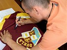 Viktor Ujík podepisuje dres Dukly Jihlava, který bude vydraen ve speciální...