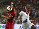 Portugalec Cristiano Ronaldo se snaží zkrotit míč, hledí si ho Bruno Martins z...