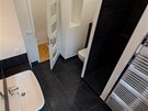 Dispozice koupelny dovolila u sprchového koutu vyhnout se poízení zástny i...