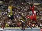 Jamajský sprinter Usain Bolt (vlevo) se nazdriteln ítí za titulem mistra...