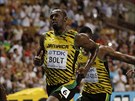 Jamajský sprinter Usain Bolt (uprosted) probíhá vítzn cílem bhu na 100...