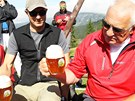 Bývalý prezident Václav Klaus si ped výstupem na Snku dává pivo se starostou...