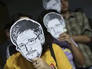 Lidé s maskami Edwarda Snowdena pili podpoit amerického novináe Glenna...