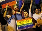 V sobotu protestovali lidé proti homofobnímu zákonu ped ruskou ambasádou v...