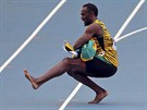 OSLAVA. Usain Bolt slaví své osmé svtové zlato. Kozákem.