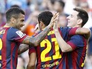 Fotbalisté Barcelony slaví gól proti Levante. Zprava Lionel Messi, Adriano a...