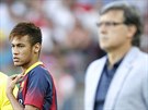 Barcelonský útoník Neymar eká, a mu dá jeho trenér Gerardo "Tata" Martino...