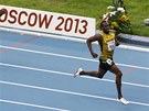 ZLATÝ BH. Usain Bolt dobíhá svj druhý zlatý závod na MS v Moskv. Tentokrát