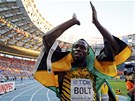 DÍKY, DÍK. Usain Bolt slaví zlatou medaili v závod na 200 metr. 