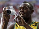 POZOR, ÚSMV. Usain Bolt slavil zlato z dvoustovky s fotoaparátem v ruce. Jako