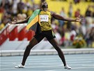 KDO JE TU PÁN? Jamajan Usain Bolt slaví ped moskevskými tribunami zlatou