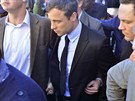 Oscar Pistorius odchází 19. srpna od soudu.