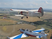 Vzpomínkový let formace sedmi letounů u příležitosti 68. výročí návratu...
