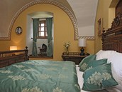 Valečský zámek slouží také jako hotel. Hosté mají k dispozici 8 historických