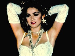 Podobný outfit, úpln jiná doba. V roce 1985 ovládla Madonna hudební svt...