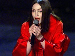 Madonna ernovlasá. Na pedávání cen Grammy v roce 1998 si zahrála na geju....
