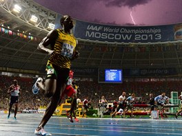 JAKO BLESK. Usain Bolt dobíhá na prvním míst ve finále sprintu na 100 metr v...