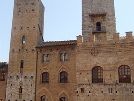 Naproti katedrále stojí budova staré radnice (Palazzo della Podesta) se svou 51...