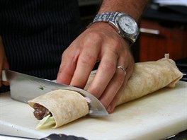 Naplnnou tortillu nakrjejte na tyi kousky a mete servrovat.
