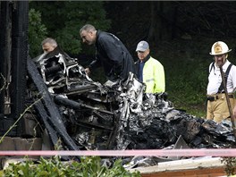 Zchrani likviduj nsledky pdu letadla mezi domy ve mst East Heaven. (9.