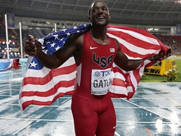 Amerian Justin Gatlin slav s americkou vlajkou stbro v bhu na 100 metr.