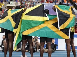 ZLATÍ JAMAJANÉ. Vítzná sestava z Moskvy v krátké tafet. Usain Bolt (vpravo)...
