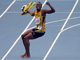 VÍTZNÝ TANEC. Usain Bolt po svém tetím zlatu v Moskv tanil ruského kozáka. 