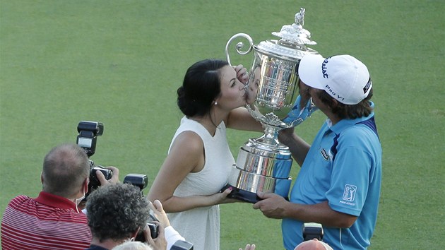 Americký golfista Jason Dufner a jeho ena Amanda líbají trofej pro vítze PGA