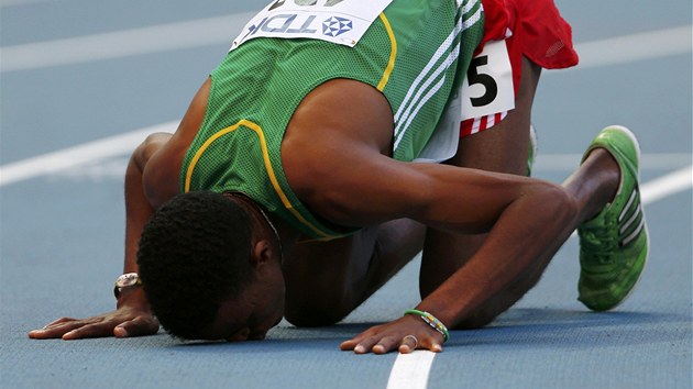 Hagos Gebrhiwet z Etiopie dkuje atletick drze i bohu po vtznm rozbhu na 5km.