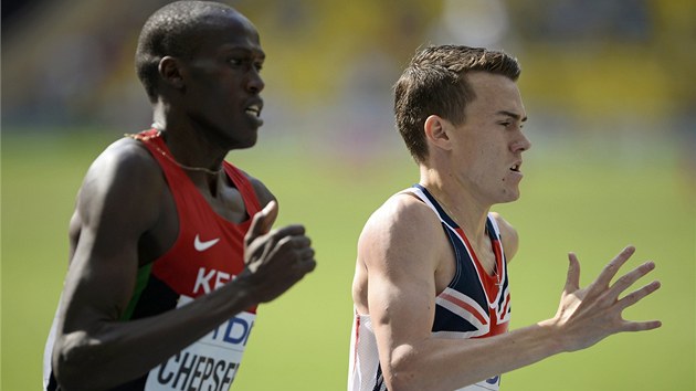 Rozbh na 1500 metr. Chris O'Hare z Velk Britnie (vpravo) a Nixon Kiplimo Chepseba z Keni. 