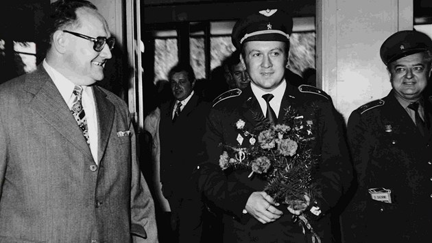 Jediný československý kosmonaut Vladimír Remek na návštěvě huti v roce 1978.