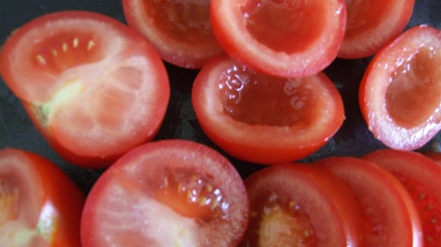 Rajčata můžete rozpůlit nebo nakrájet na silnější plátky.