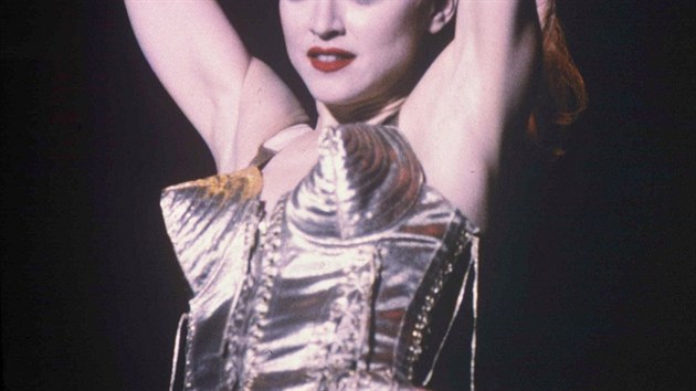 Rok 1990 a klasická Madonna. Koncertní kostýmy, včetně legendárního korzetu, jí tehdy na míru vytvořil její dobrý přítel, francouzský návrhář Jean-Paul Gaultier. Spolupracují dodnes.