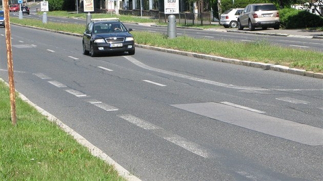 imick ulice v Bohnicch: Dva pruhy v kadm smru se na nkolika stech metrech mly zit v jeden