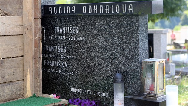 Poheb bvalho fa NK Frantika Dohnala v Nov i. Rodinn hrobka.