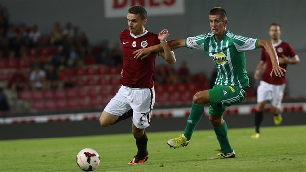 STEJN TEN GL DM, NESNA SE M ZASTAVIT. Sparansk tonk David Lafata (v rudm) unik obrnci z Bohemians Michalu mdovi. Lafata nakonec vstelil v 77. minut rozhodujc branku zpasu, Sparta vyhrla 2:1.