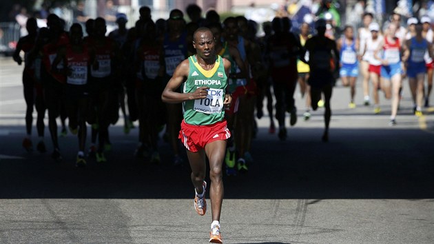 V POPED. Etiopsk bec Tadese Tola bhem moskevskho maratonu.