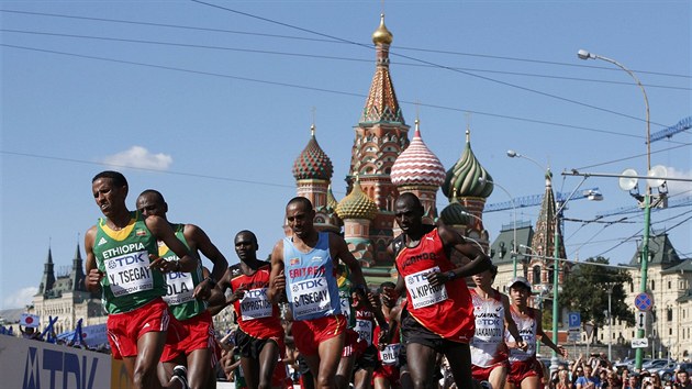 U RUDHO NMST. Momentka z maratonu na ampiontu v Moskv.