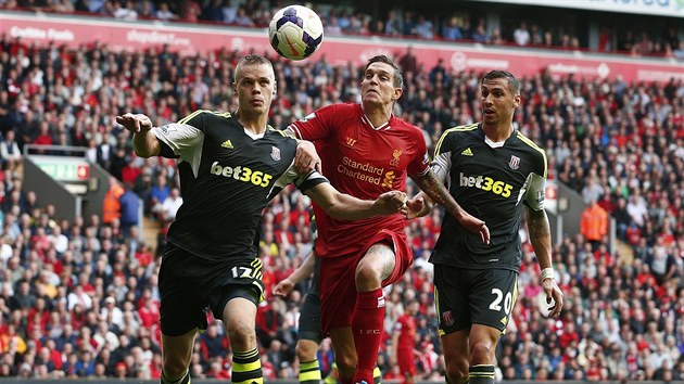 KANKN TANIT NEBUDEME. Liverpoolsk obrnce Daniel Agger (uprosted) v obleen dvou hr Stoke City.