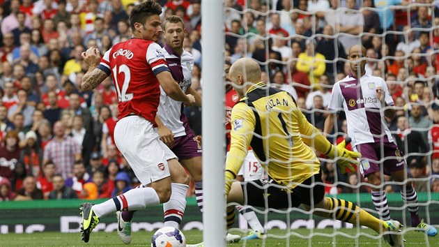 PRVN GL ARSENALU. Olivier Giroud (vlevo)stl v 6. minut zpasu proti Aston Ville branku. Arsenal se ale radoval z veden jen do 22. minuty, kdy Aston Villa vyrovnala.