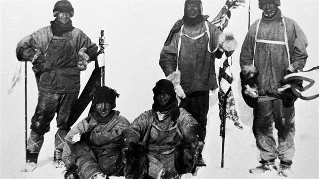 Fotografie z 18. ledna 1912 zachytila vechny leny expedice Terra Nova. Zleva: Lawrence Oates (1880-1912), Robert Falcon Scott (1868-1912), Edward Wilson (1872-1912), Henry Bowers (1883-1912) a Edgar Evans (1876-1912).