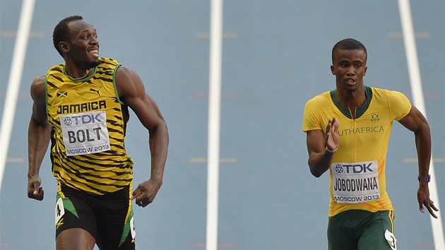 ZPOMAL! Usain Bolt musel v semifinle dvoustovky na MS v Moskv neekan zrychlovat, tlail se na nj Jihoafrian Jobodwana.