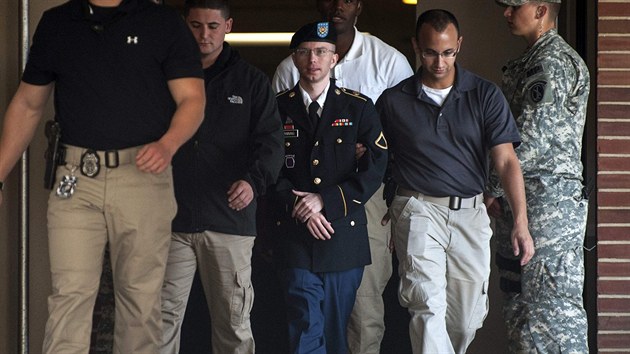 Nkdejho analytika americk rozvdky Bradleyho Manninga eskortuj od vojenskho soudu ve Fort Meade (14. srpna 2013).