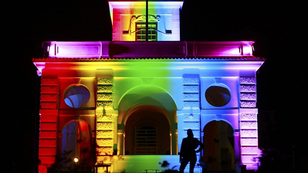 Duhovmi barvami nasvcen  gloriet velvyslanectv USA k pleitosti festivalu Prague Pride.