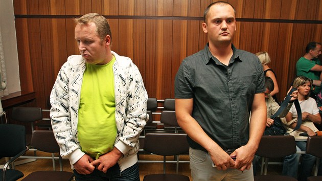 Obalovan Marek enek (zelen triko, mikina) a Petr Hlava (ern koile) u Krajskho soudu v Ostrav.