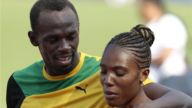 Usain Bolt se sprinterkou Rosemarie Whyteovou pi trninku jamajskho tmu v Moskv tsn ped startem mistrovstv svta v atletice 2013.