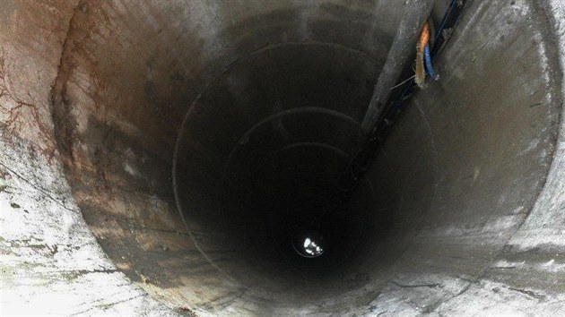 Zchrana mue ze studny v Bzenci na Hodonnsku. (10. srpna 2013)