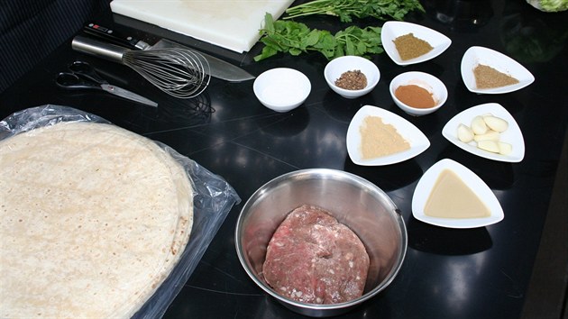 Ingredience potebn na arabskou koftu: mlet maso a spousta bylinek a koen