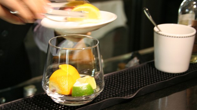 Do skleniky si pipravte pokrjen citrusy a dva pltky zzvoru.